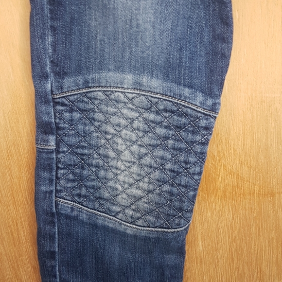 Blue medium wash skinny jean. - Picture 2 of 6